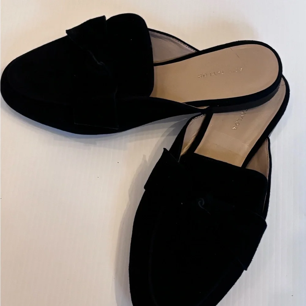 Ann Taylor Black Suede Velvet Bow Loafers SZ 7